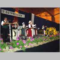 902-1015 Regionaltreffen 2005 Schwerin. Volkstanz- und Trachtengruppe aus Thueringen mit ihrem Ostpreussenprogramm..jpg
